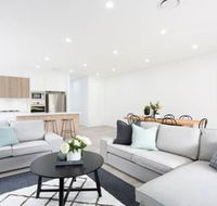 5 Bedroom Sydney Mansion with Parking - Darwin Holiday