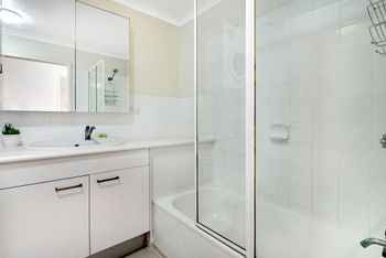 Boutique Beachside Escape In Surfers Paradise - Darwin Holiday 5