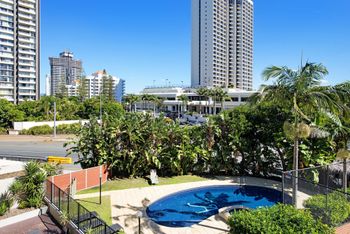 Boutique Beachside Escape In Surfers Paradise - Darwin Holiday 3