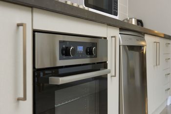 Spacious & Bright 1 Bedroom Apartment - Darwin Holiday 3