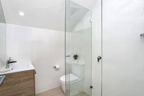 Private Garden Apartment Minutes Walk To Station NBN01 - Darwin Holiday 3