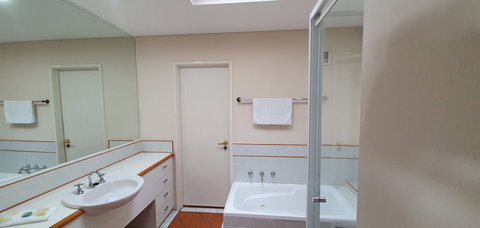 Sea Breeze Luxury Holiday Apartment Accommodation - Darwin Holiday 6