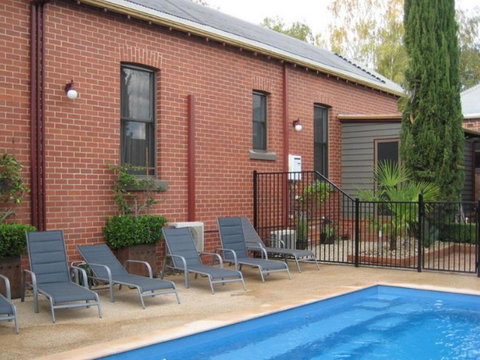 Finches Of Beechworth - Darwin Holiday 1