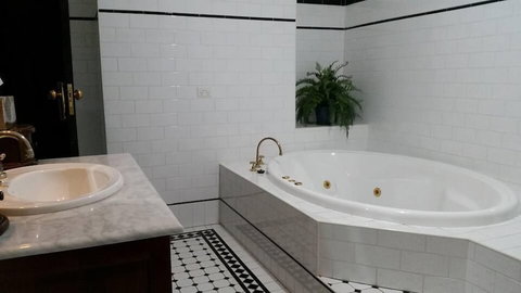 Petersons Armidale Winery & Guesthouse - Darwin Holiday 5