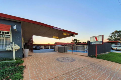 Ardeanal Motel West Wyalong - Darwin Holiday 1