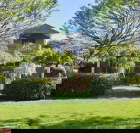 Tree Elle - Darwin Holiday