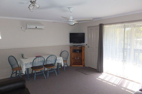 Lakes Entrance Country Cottages - Darwin Holiday 7