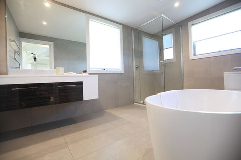 Points South By The Sea - Darwin Holiday 4