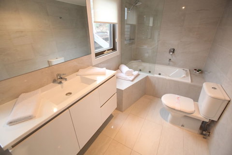 Points South By The Sea - Darwin Holiday 5