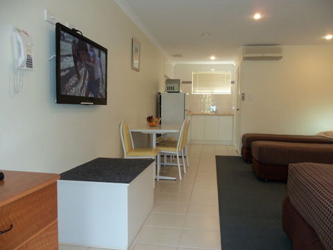 Emu Point Motel & Apartments - Darwin Holiday 6