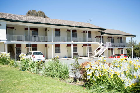 Colonial Lodge Motor Inn Yass - Darwin Holiday 1