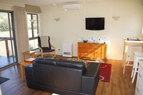 Gisborne Peak Winery Cottages - Darwin Holiday 6