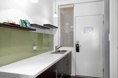 The Commodore - Darwin Holiday 4