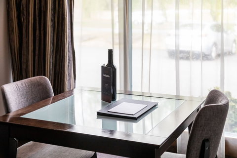 The Commodore - Darwin Holiday 6