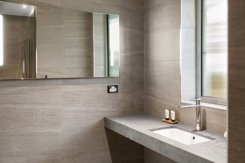 The Commodore - Darwin Holiday 3