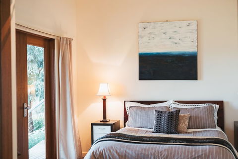 Outlook Hill Vineyard Cottages - Darwin Holiday 6
