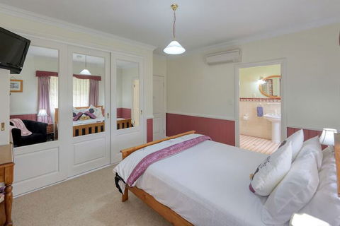 Logger's Rest - Darwin Holiday 5