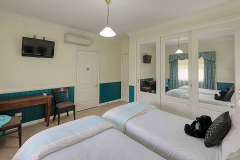 Logger's Rest - Darwin Holiday 6