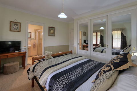 Logger's Rest - Darwin Holiday 7