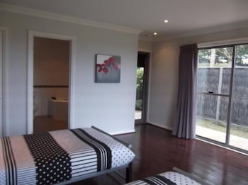 Swan Lake Guest House - Darwin Holiday 6