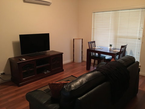 Hahndorf Oak Tree Cottages - Darwin Holiday 5