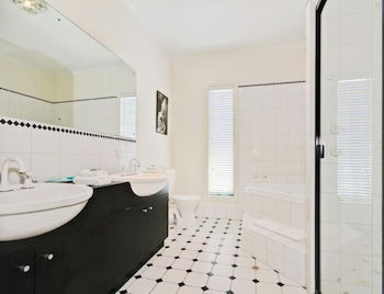 Wine And Roses B&B - Darwin Holiday 0