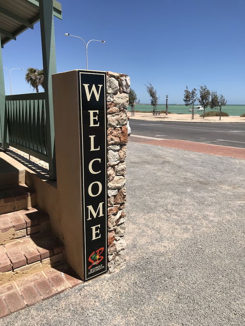 Shark Bay Seafront Apartments - Darwin Holiday 3