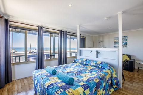 Shark Bay Seafront Apartments - Darwin Holiday 6