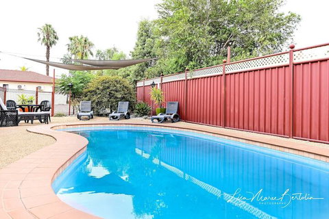 Narrandera Club Motor Inn - Darwin Holiday 1