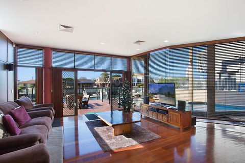 Chevron Oasis - Darwin Holiday 2