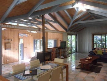 Treetops Accommodation Montville - Darwin Holiday 0