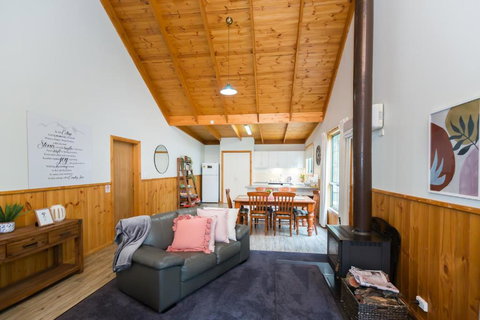 Country Lane Cottage - Darwin Holiday 1