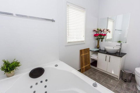 Seaside Spa Retreat - Darwin Holiday 4