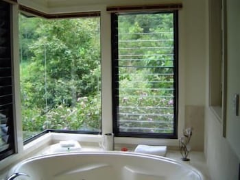 Montagues Of Montville - Darwin Holiday 5