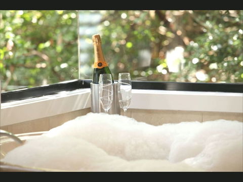 Montagues Of Montville - Darwin Holiday 6
