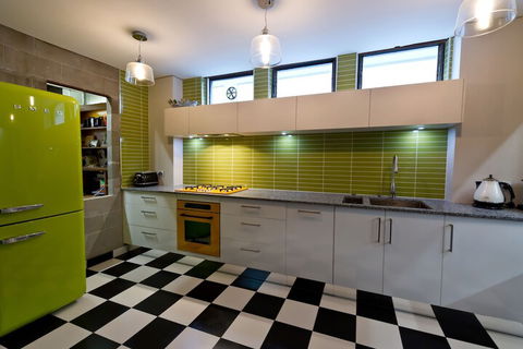 Retro House - Darwin Holiday 3