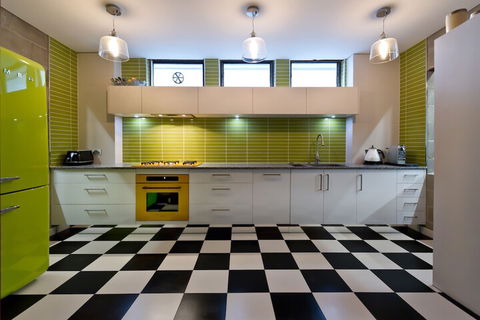 Retro House - Darwin Holiday 5