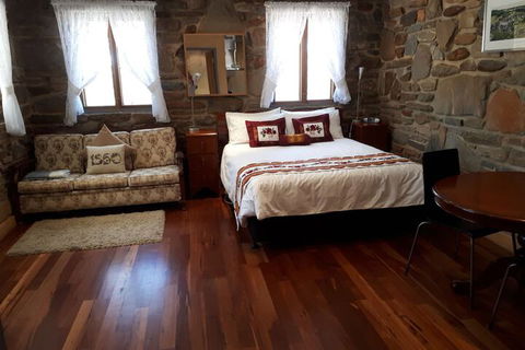 1860 Wine Country Cottages - Darwin Holiday 3