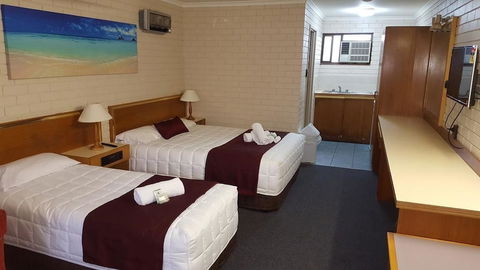 Tabourie Lake Motel - Darwin Holiday 4