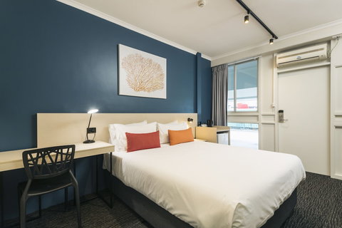 Nightcap At Edge Hill Tavern - Darwin Holiday 6