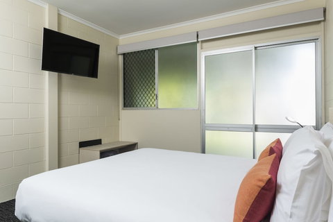 Nightcap At Edge Hill Tavern - Darwin Holiday 4