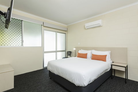 Nightcap At Edge Hill Tavern - Darwin Holiday 5