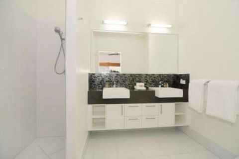 4 Cascade House Luxury Holiday Home - Darwin Holiday 2