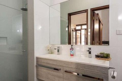 Fairway Manor Accommodation - Darwin Holiday 0