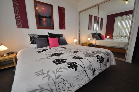 Beachfront Apartments Narooma - Darwin Holiday 6