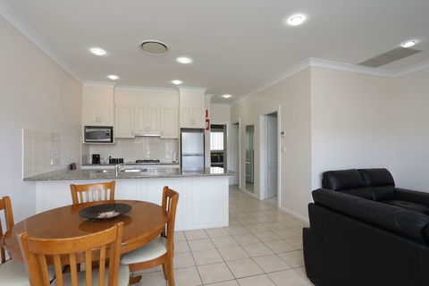 Cadman Motor Inn & Apartments - Darwin Holiday 4