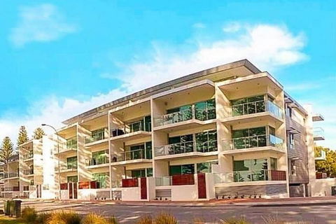 Breeze Beachfront Apartments - Darwin Holiday 1