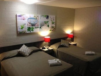 Browns Plains Hotel - Darwin Holiday 1
