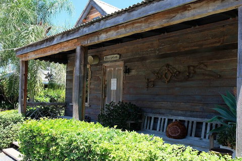 The Laurels Of Chinchilla - Darwin Holiday 7