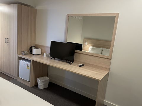 Roxby Downs Motor Inn - Darwin Holiday 4